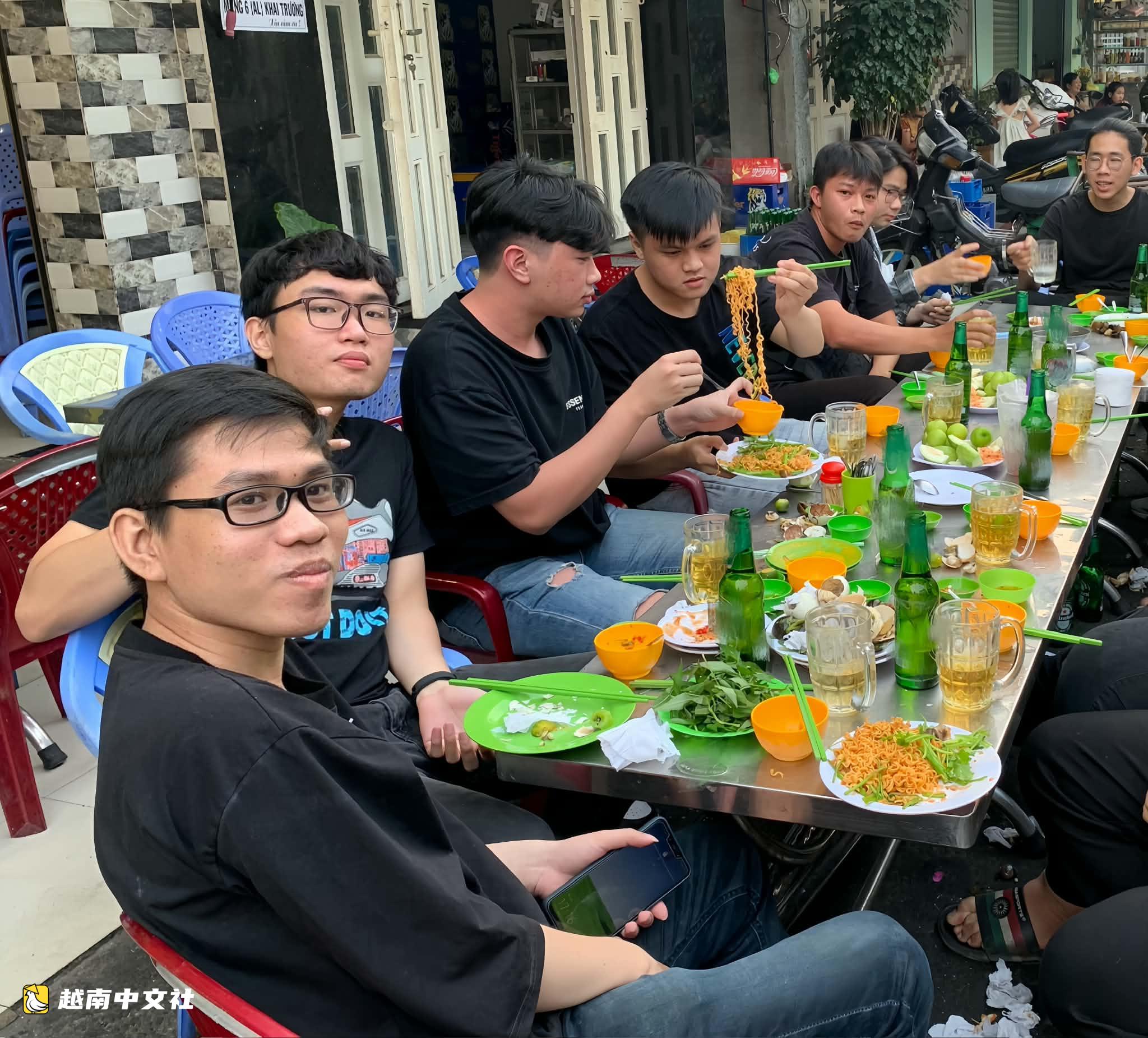 越南聚會中未經同意就對著他人拍照、錄像