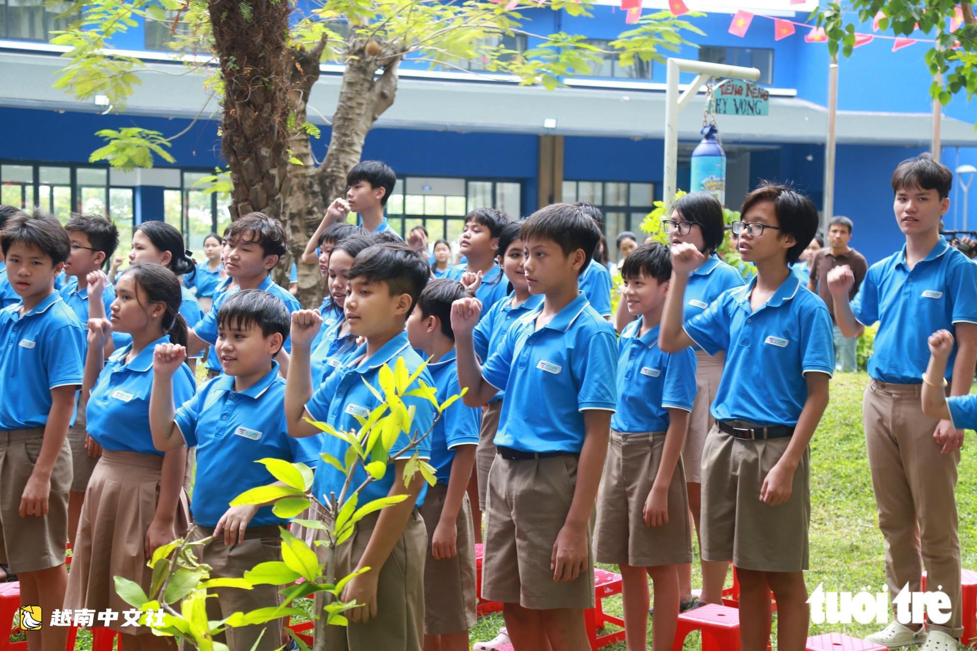 越南副總理感動地對希望學校學生說:‘歷經風雨,願你們更堅強’