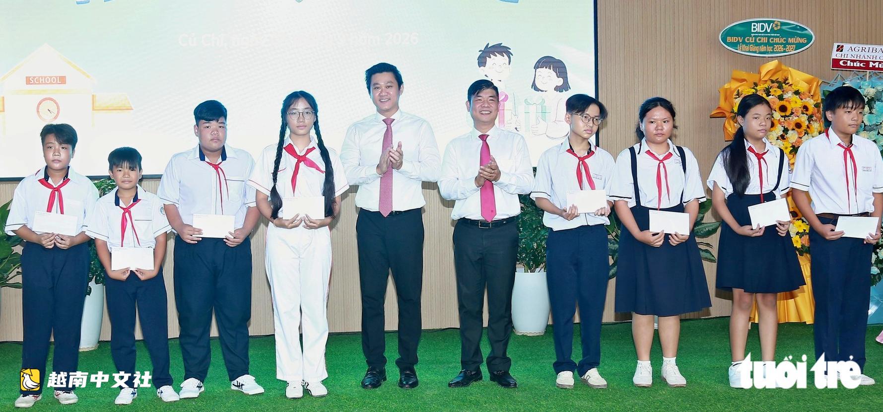 越南古芝縣在開學日當天為3所學校修繕改造工程舉行竣工儀式