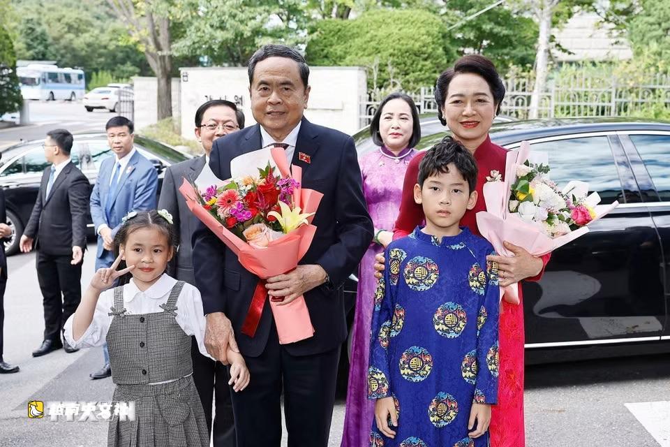 旅韓越南僑胞就吸引高科技專家政策向越南國會主席陳青敏提出建議