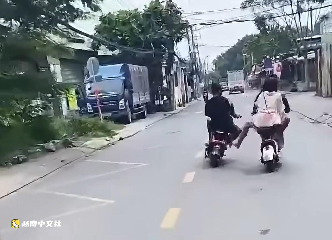 越南胡志明市警方核實四名青少年騎電動自行車在春泰山鄉蛇行穿插的視頻