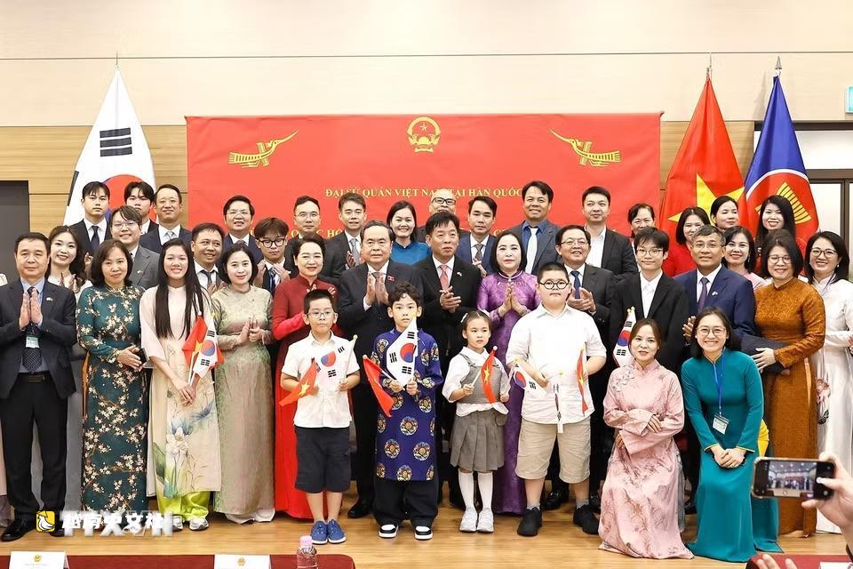 旅韓越南僑胞就吸引高科技專家政策向越南國會主席陳青敏提出建議