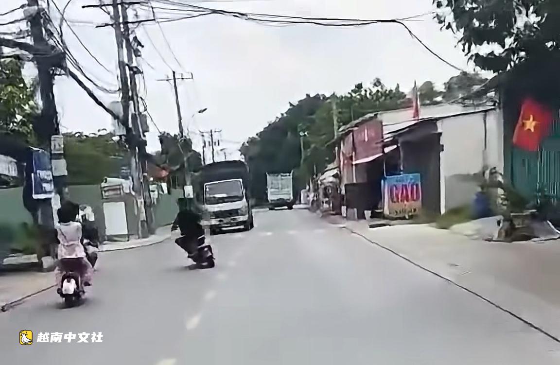 越南胡志明市警方核實四名青少年騎電動自行車在春泰山鄉蛇行穿插的視頻