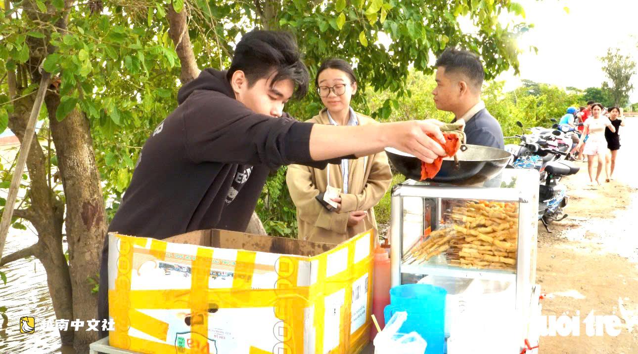越南同塔省進入汛期:當地人和遊客都結伴下田戲水