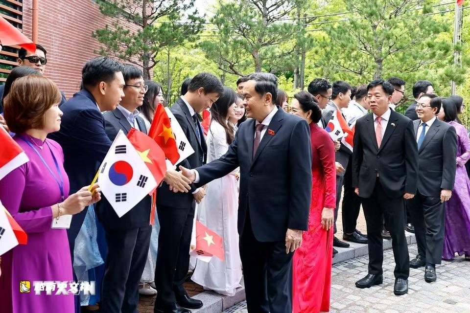 旅韓越南僑胞就吸引高科技專家政策向越南國會主席陳青敏提出建議