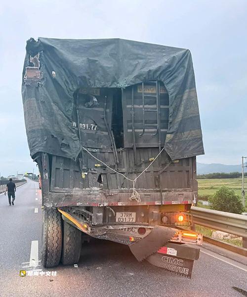 越南臥鋪客車在高速公路追尾牽引車,5人受傷