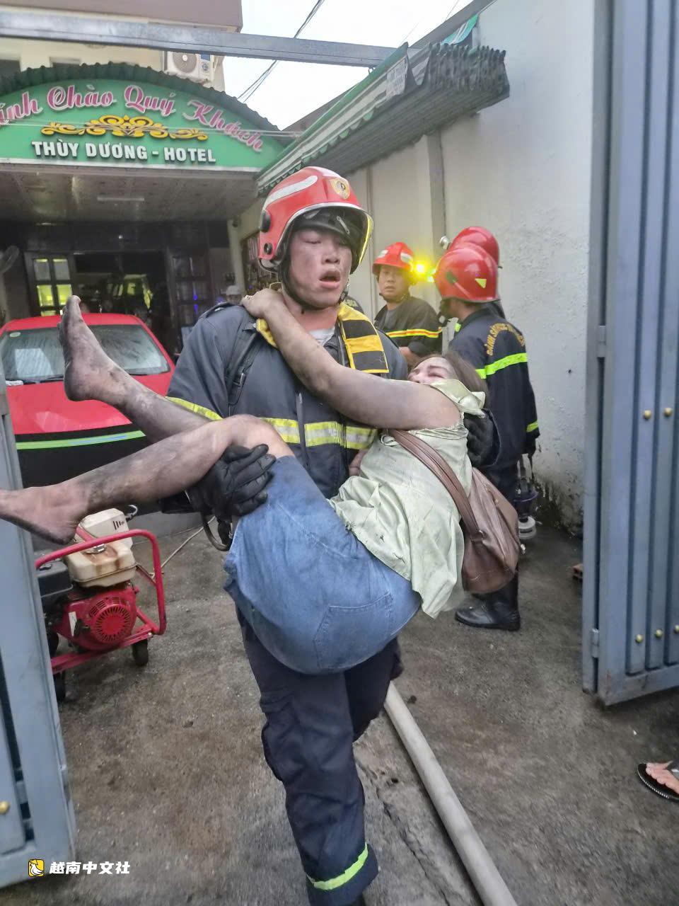 越南一旅館發生火災致2人死亡,消防員救出26人