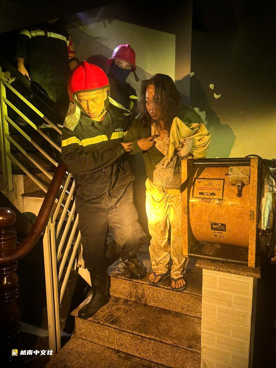 越南一旅館發生火災致2人死亡,消防員救出26人