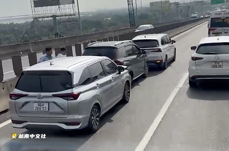 三車連環相撞致越南胡志明市—龍城高速公路擁堵4公里