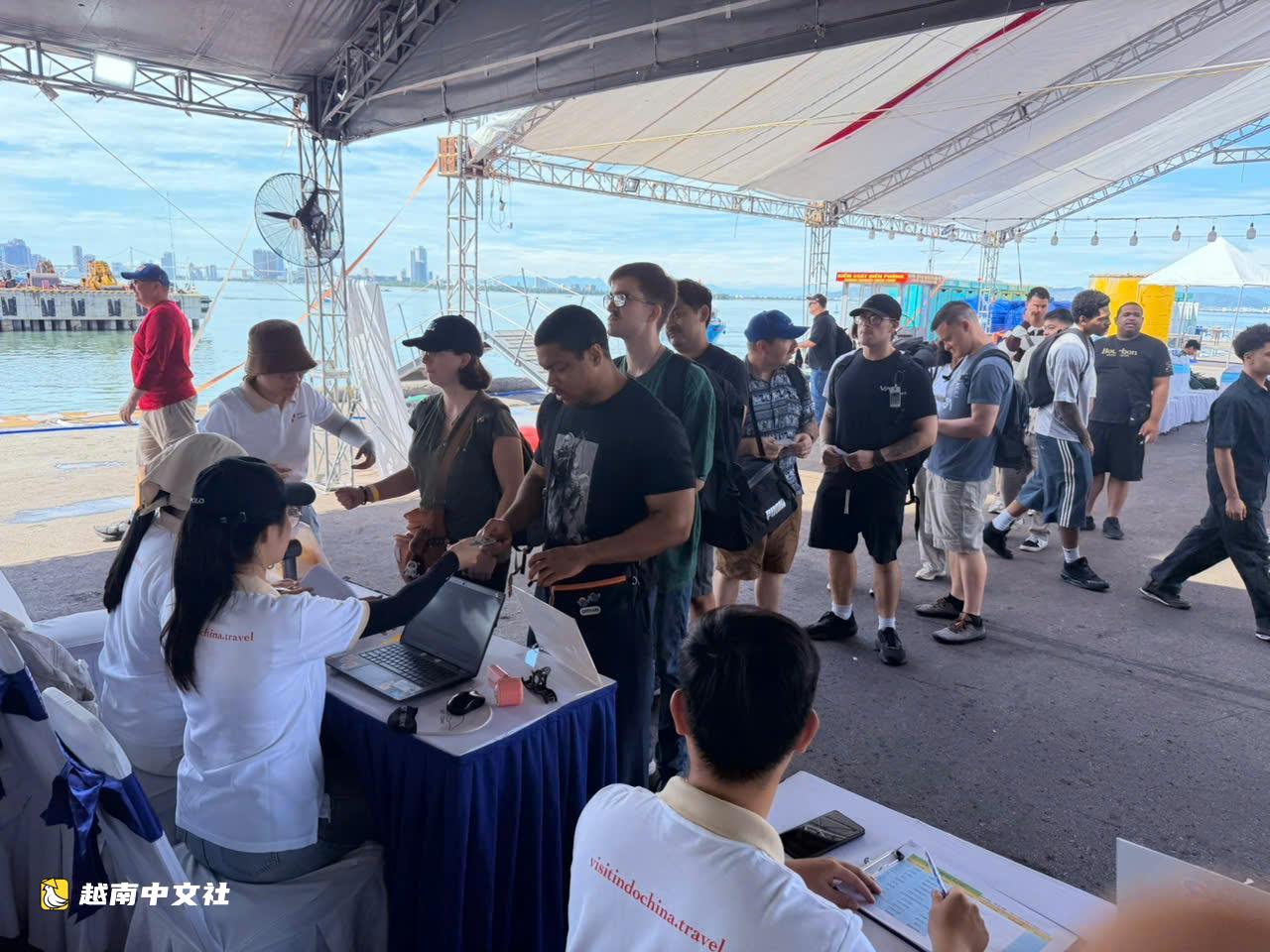 美國航母“喬治·華盛頓”號到訪峴港5天，刺激購物、餐飲和觀光旅遊需求