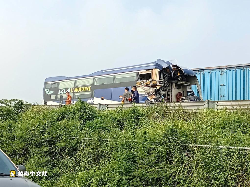 越南一輛客車撞上牽引車致1人死亡