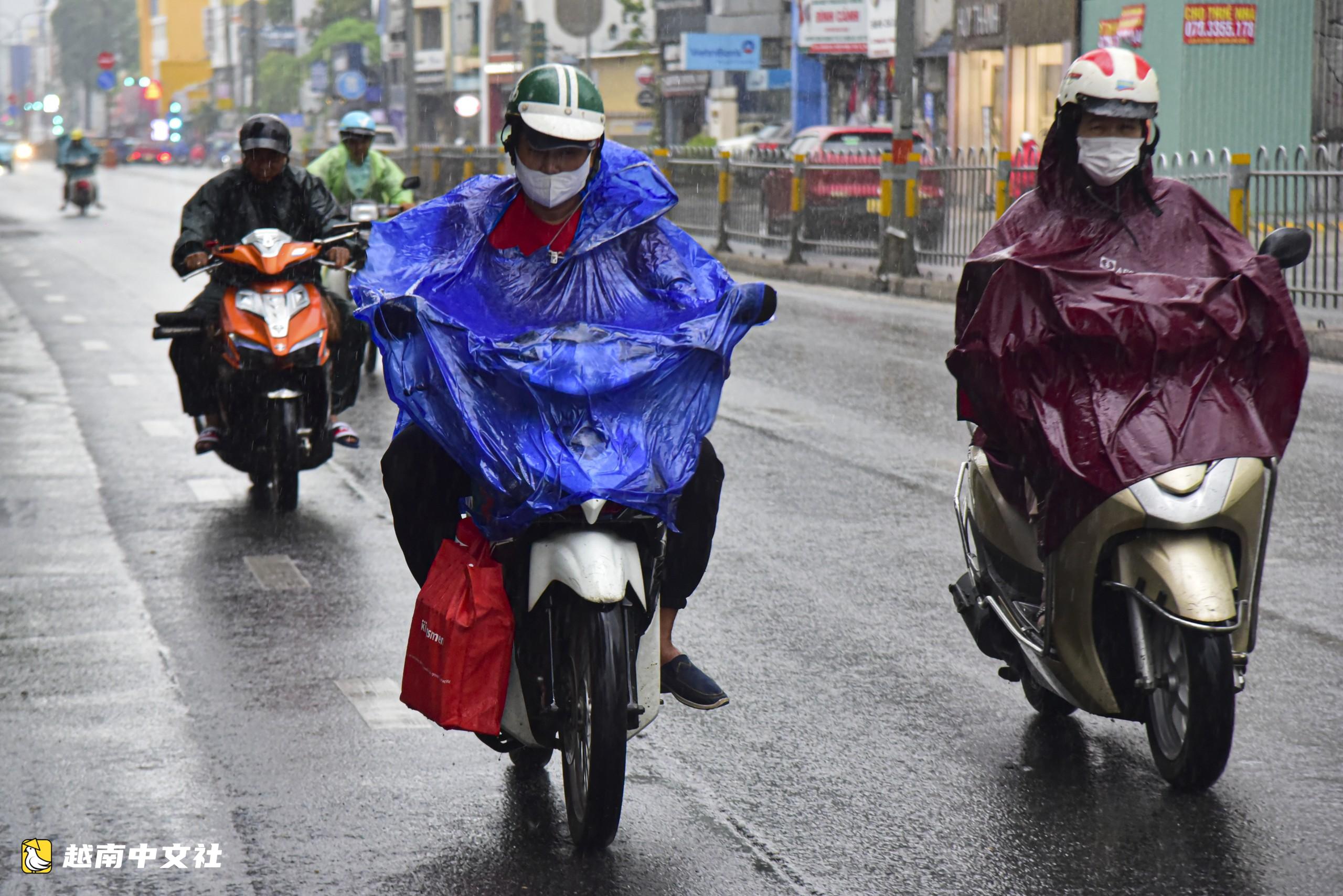 胡志明市雷聲大作,部分地區正下大雨