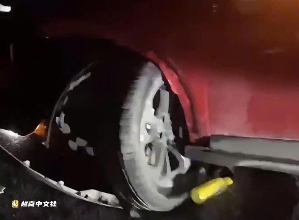 越南邊和-頭頓高速公路上汽車陷入坑洞