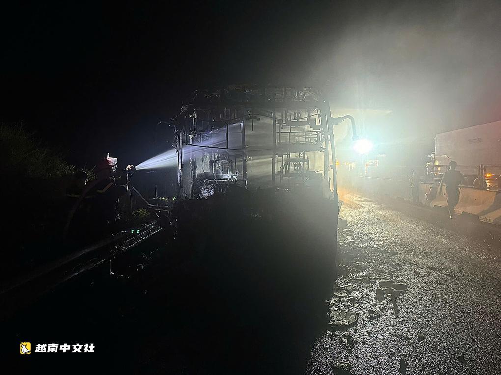 越南載24名乘客的客車在永豪高速起火,一人死亡