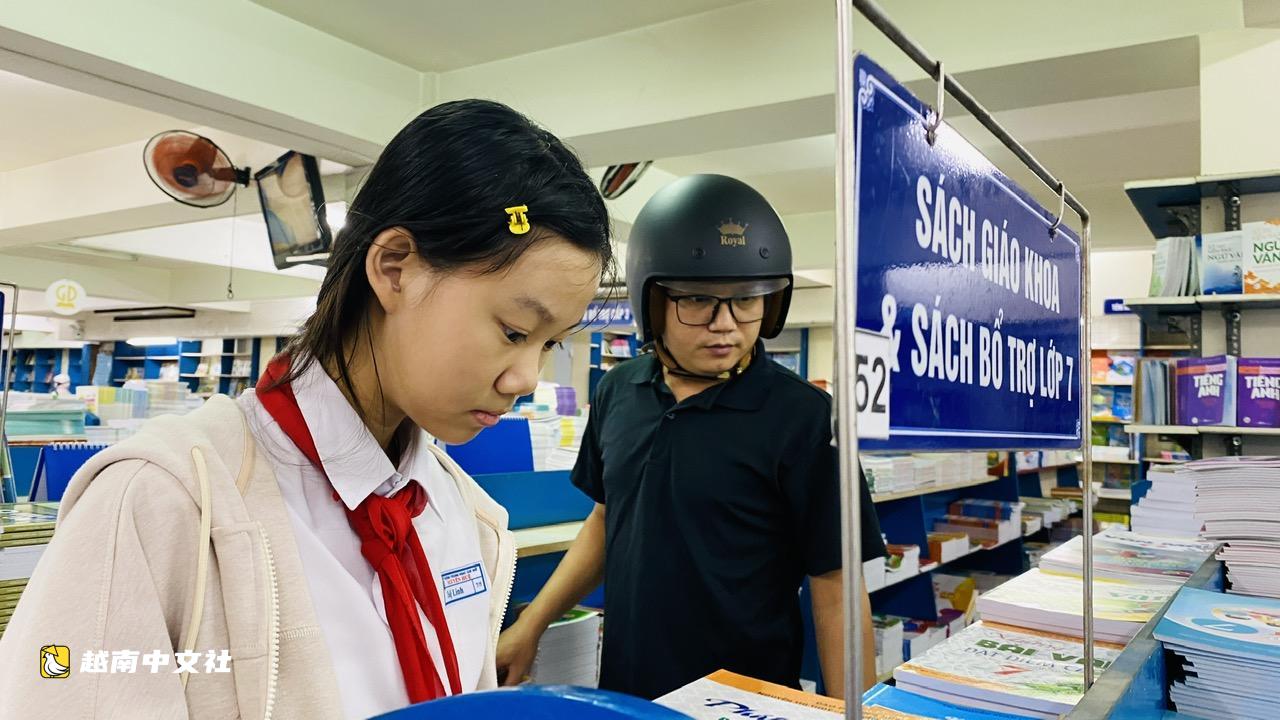 越南教科書仍短缺:家長凌晨4點排隊,跑遍7-10家書店