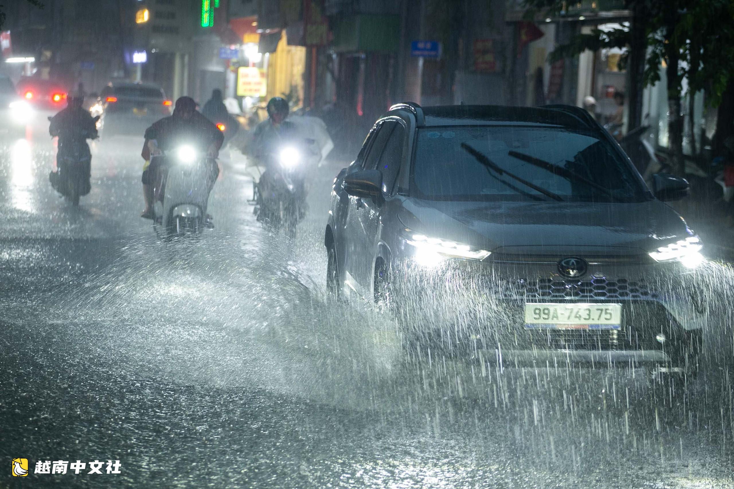 冷空氣前鋒逼近越南,河內有大雨伴隨雷電