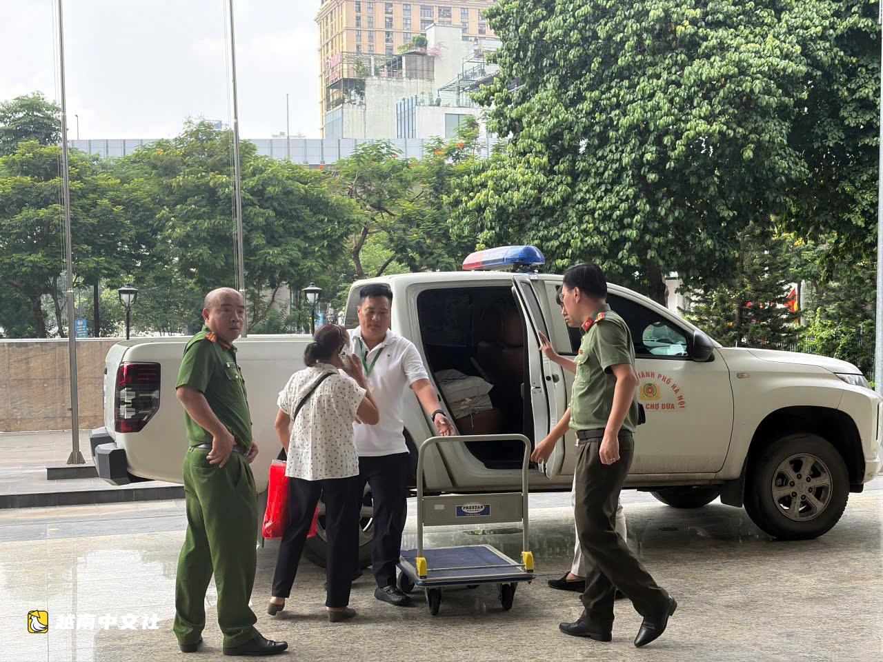 越南河內居民領到拆遷補償款,警方派車護送存錢