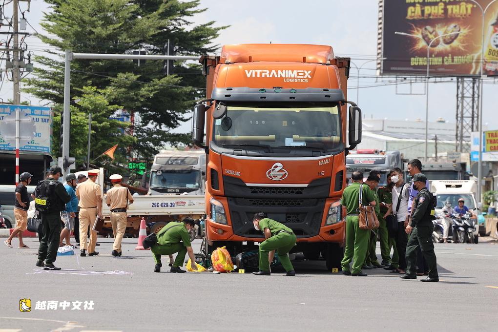 越南同奈省:母親與兩女兒上學途中遇車禍身亡