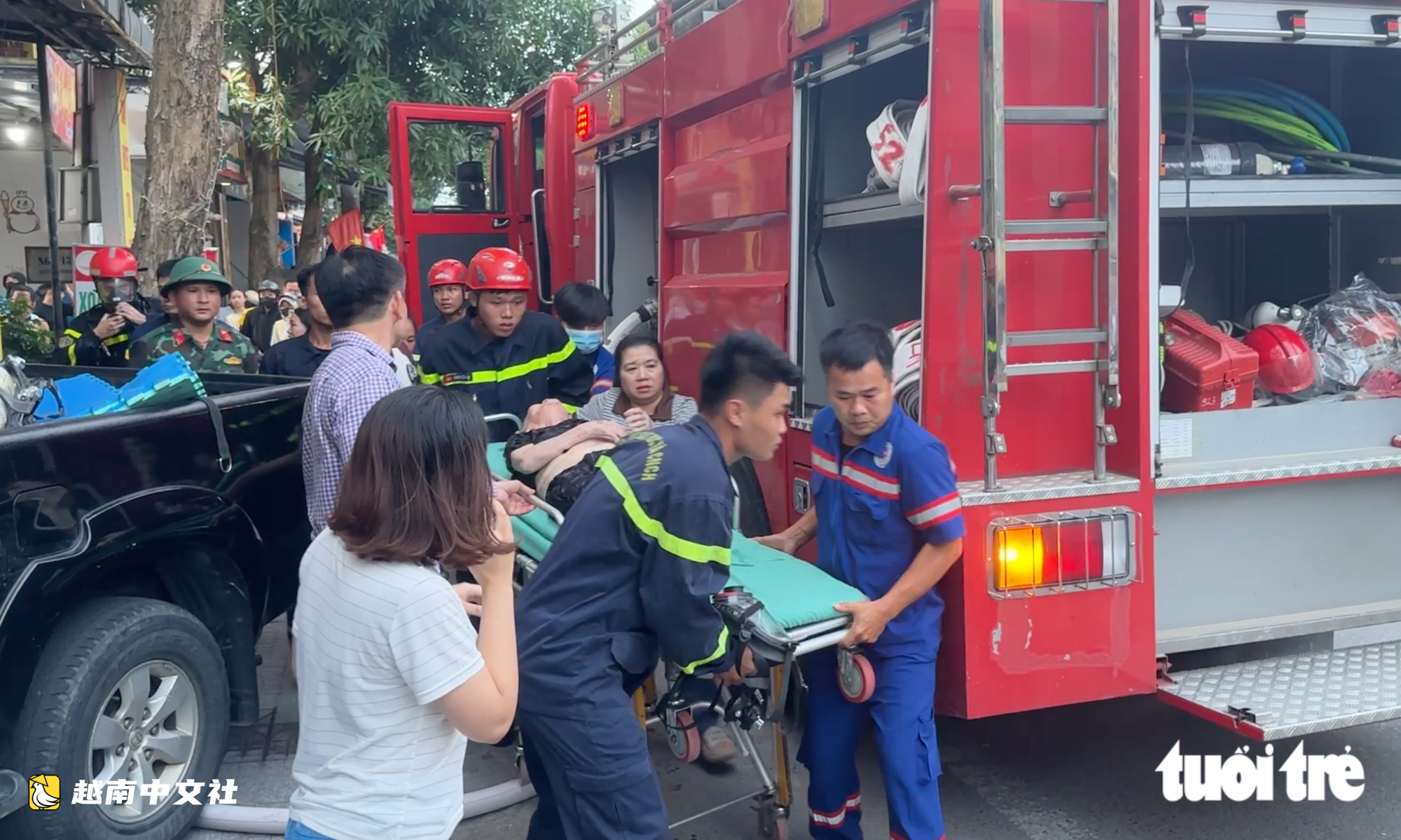 越南6層樓房起火,民眾抱幼兒爬陽臺逃生