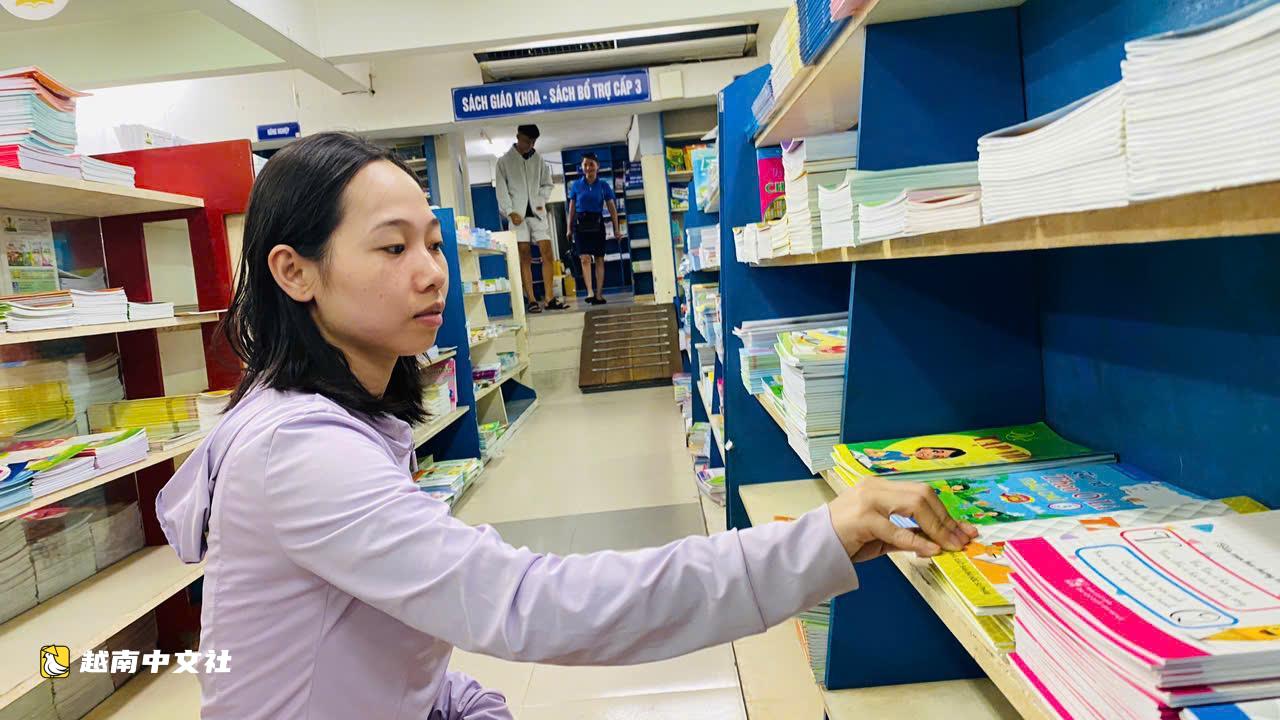 越南教科書仍短缺:家長凌晨4點排隊,跑遍7-10家書店