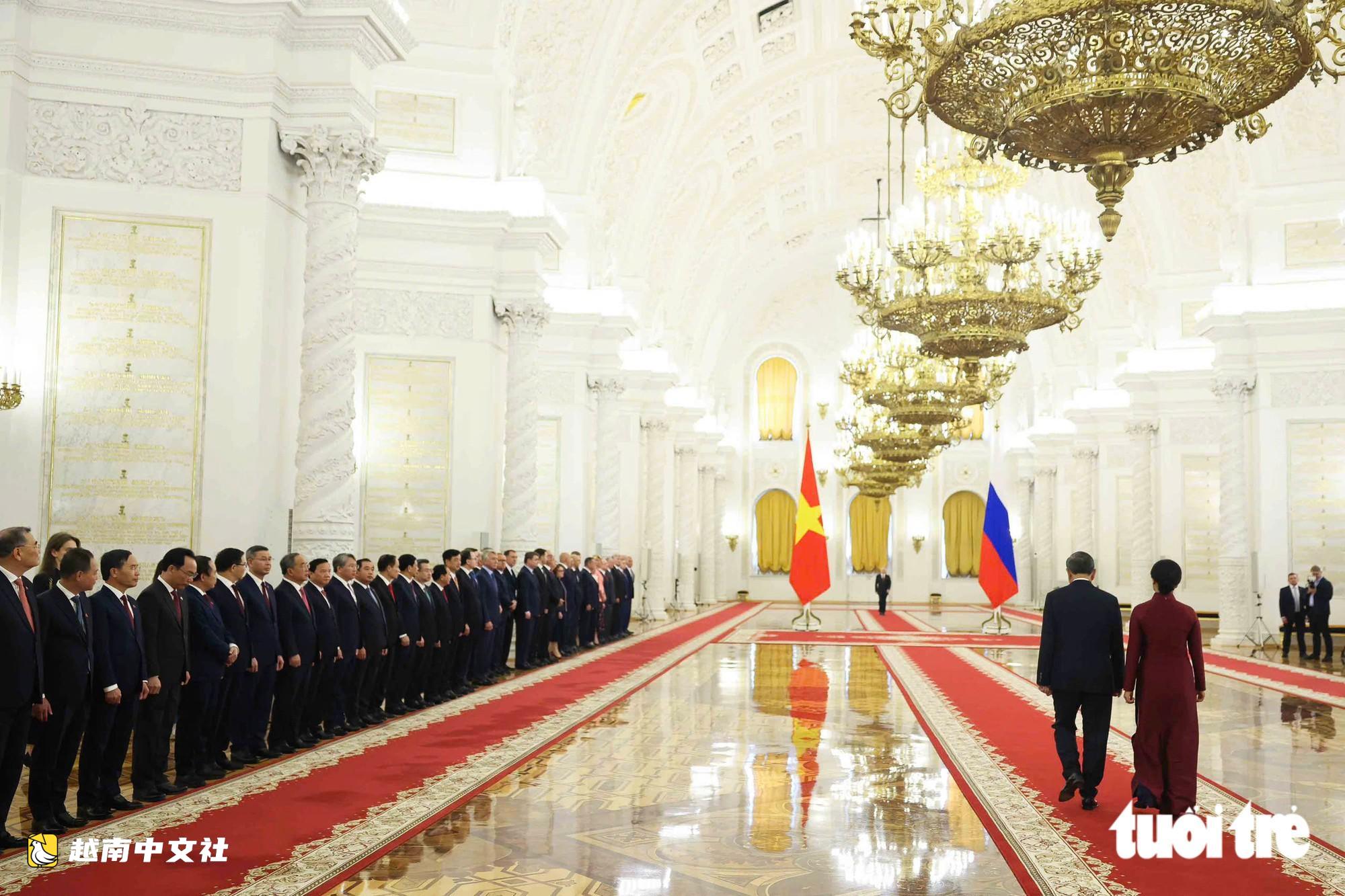 俄羅斯總統普京在克里姆林宮迎接越共中央總書記、國家主席蘇林及夫人