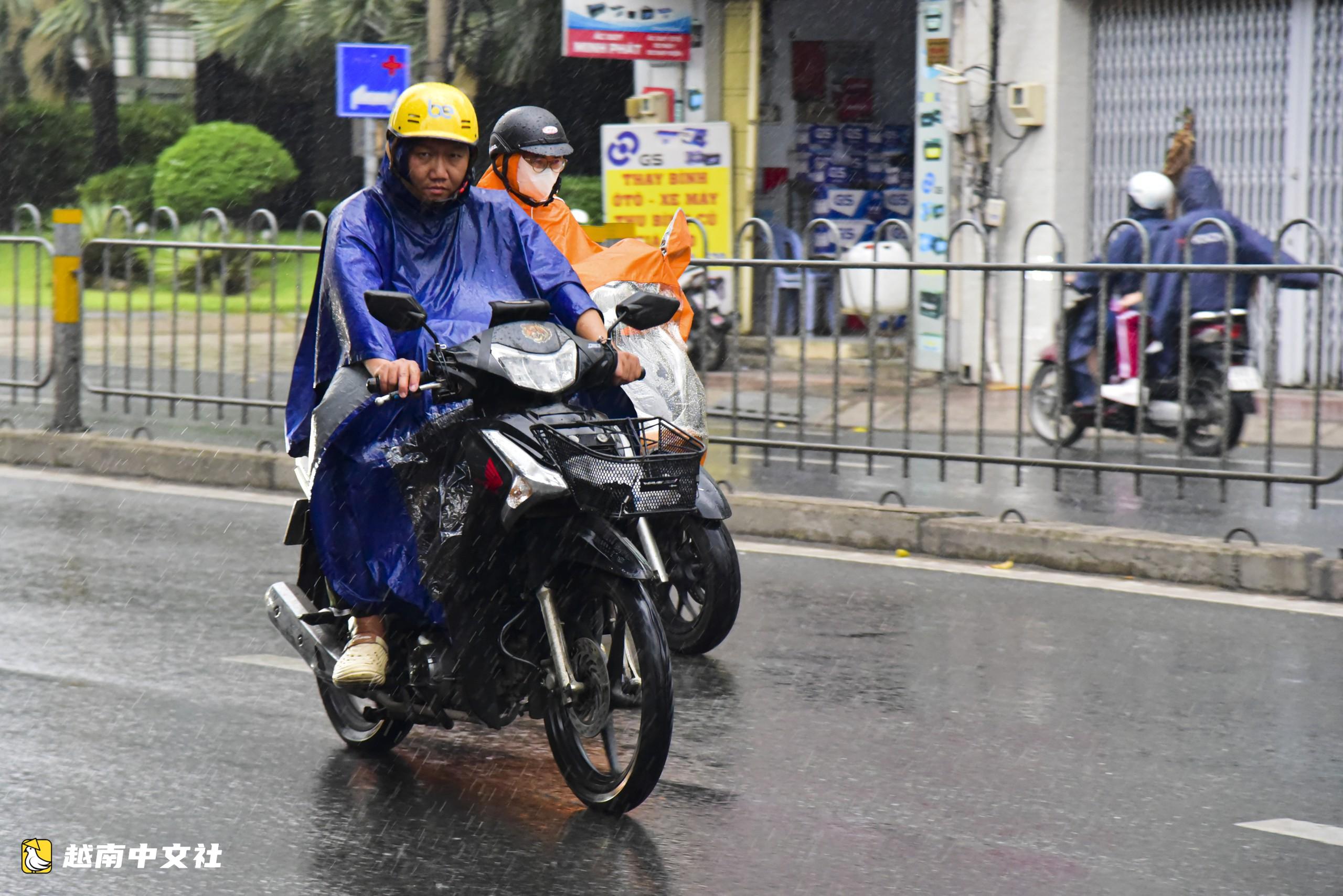 胡志明市雷聲大作,部分地區正下大雨