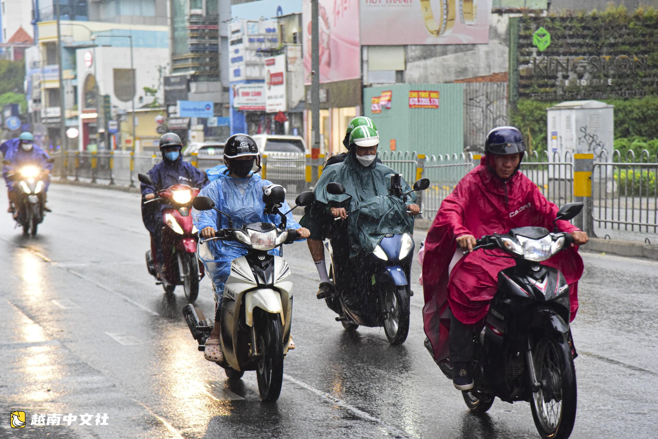 胡志明市雷聲大作,部分地區正下大雨