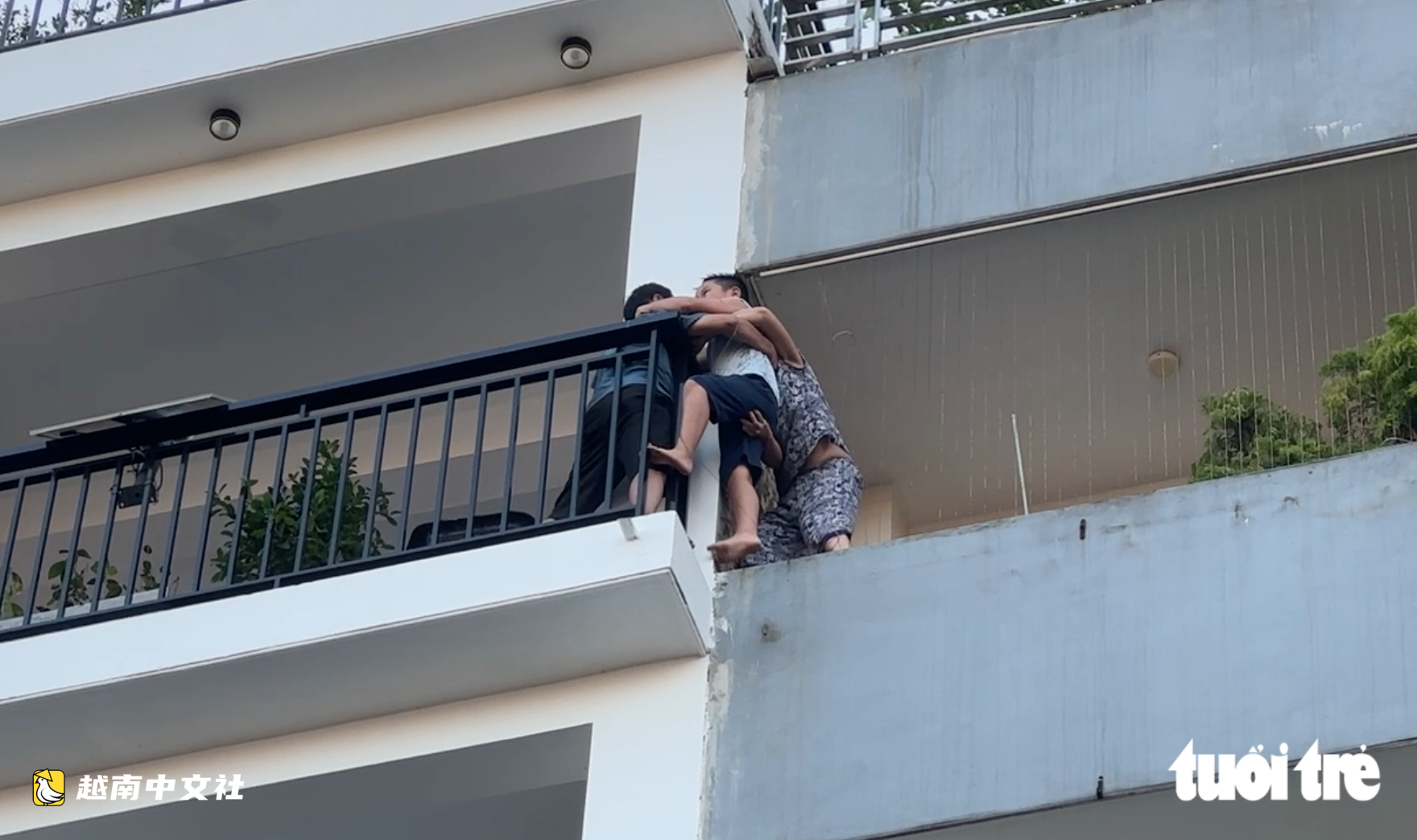 越南6層樓房起火,民眾抱幼兒爬陽臺逃生