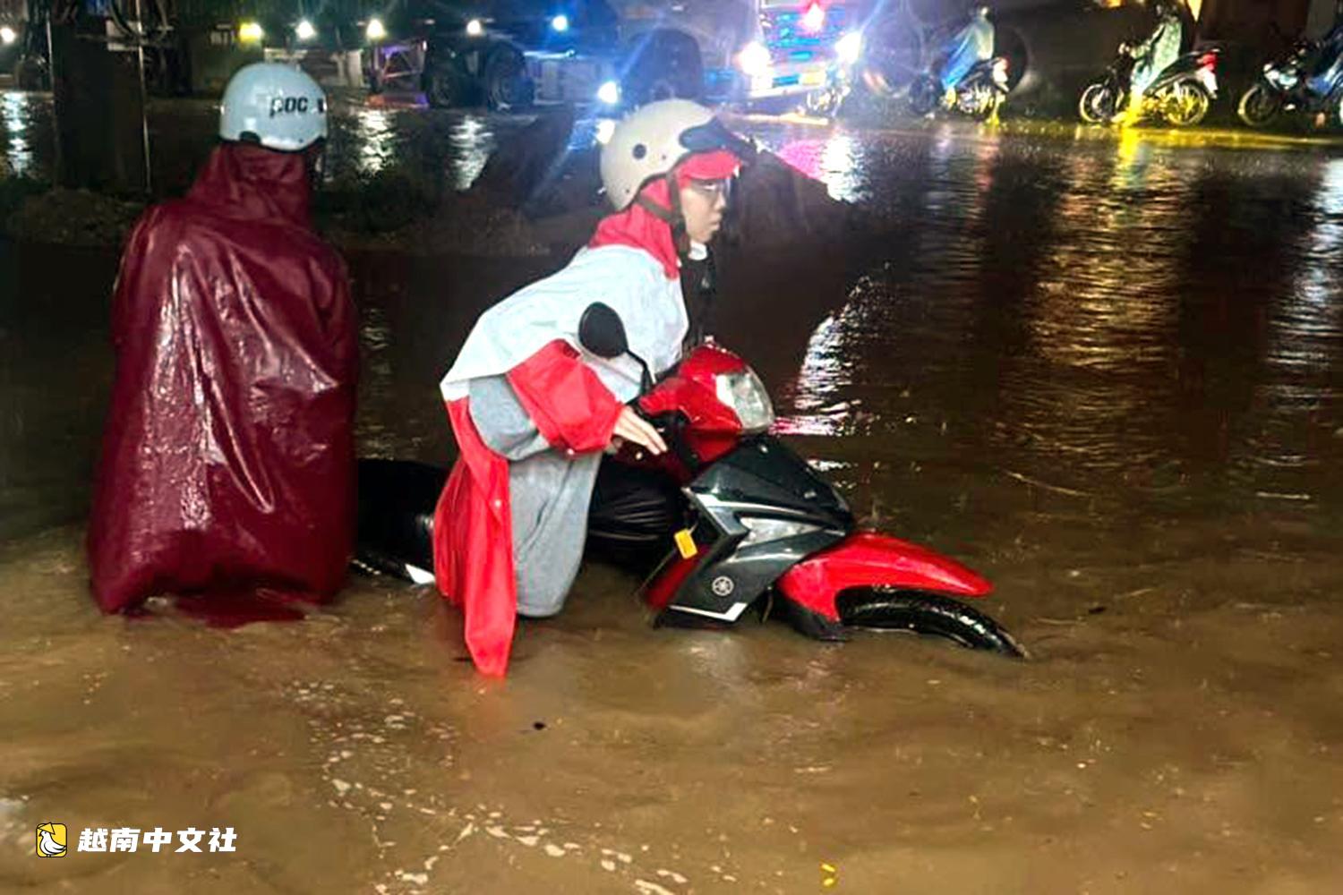 越南同奈省暴雨導致多條道路嚴重積水,摩托車被水流沖走