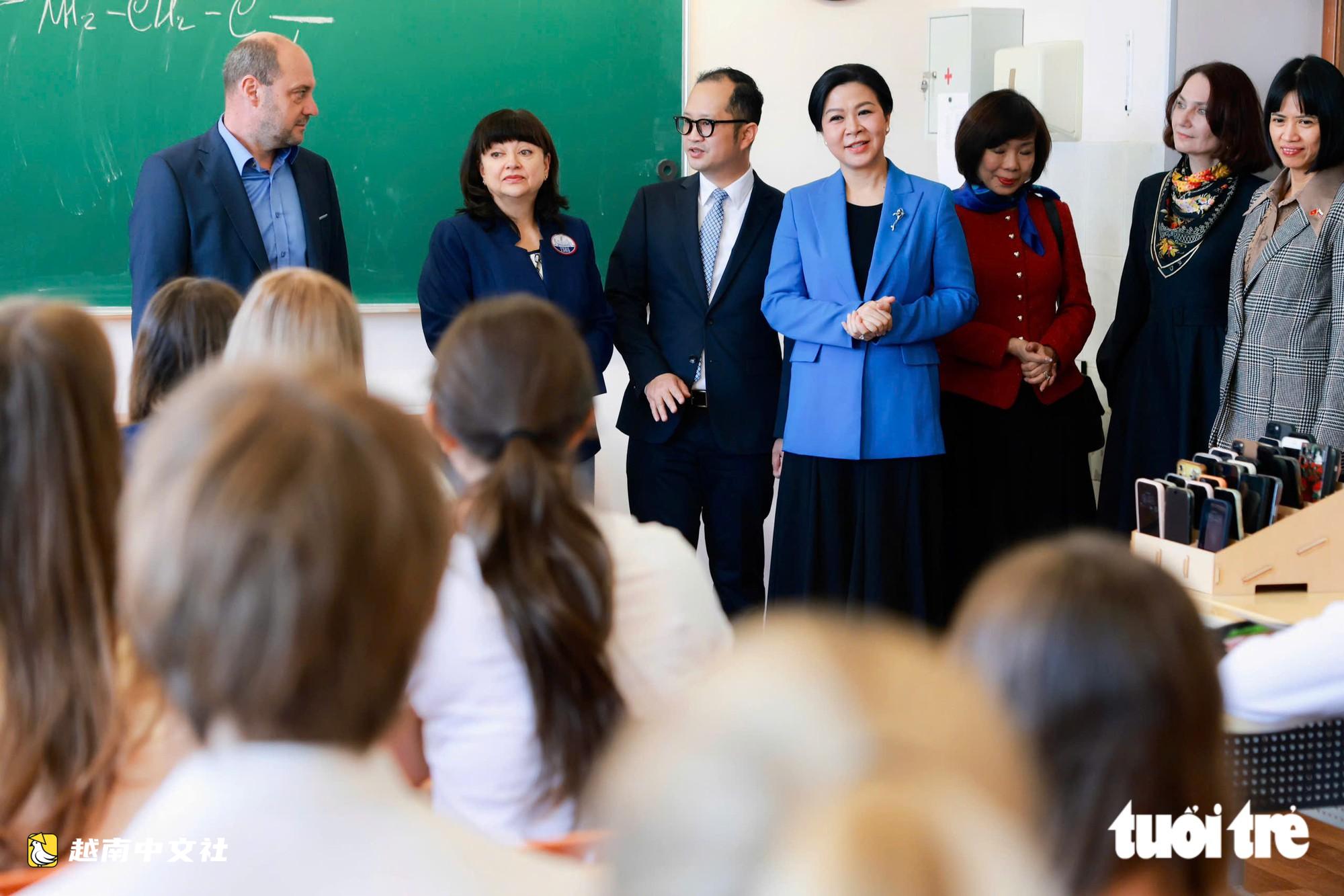 越南國家主席夫人吳芳柳在莫斯科學校聽到越南語“你好”