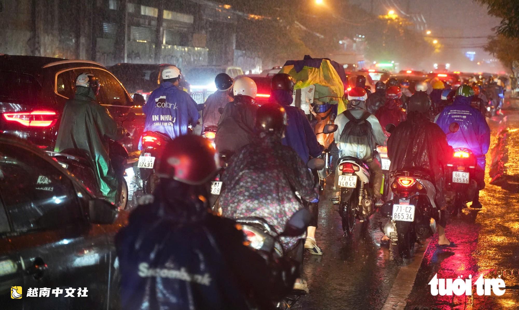 大雨導致胡志明市多條道路嚴重積水,民眾艱難回家