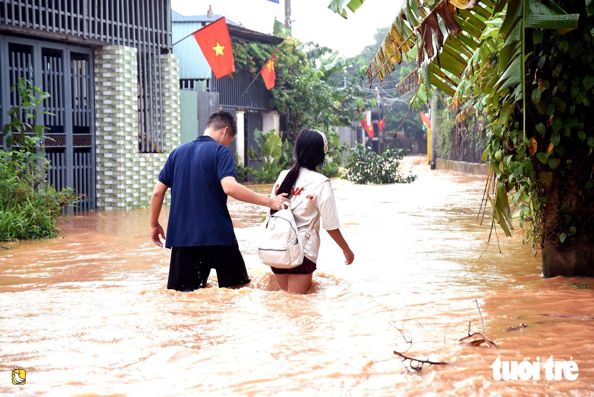 越南同奈省福新鄉數百戶居民再度被淹,水位仍在上漲