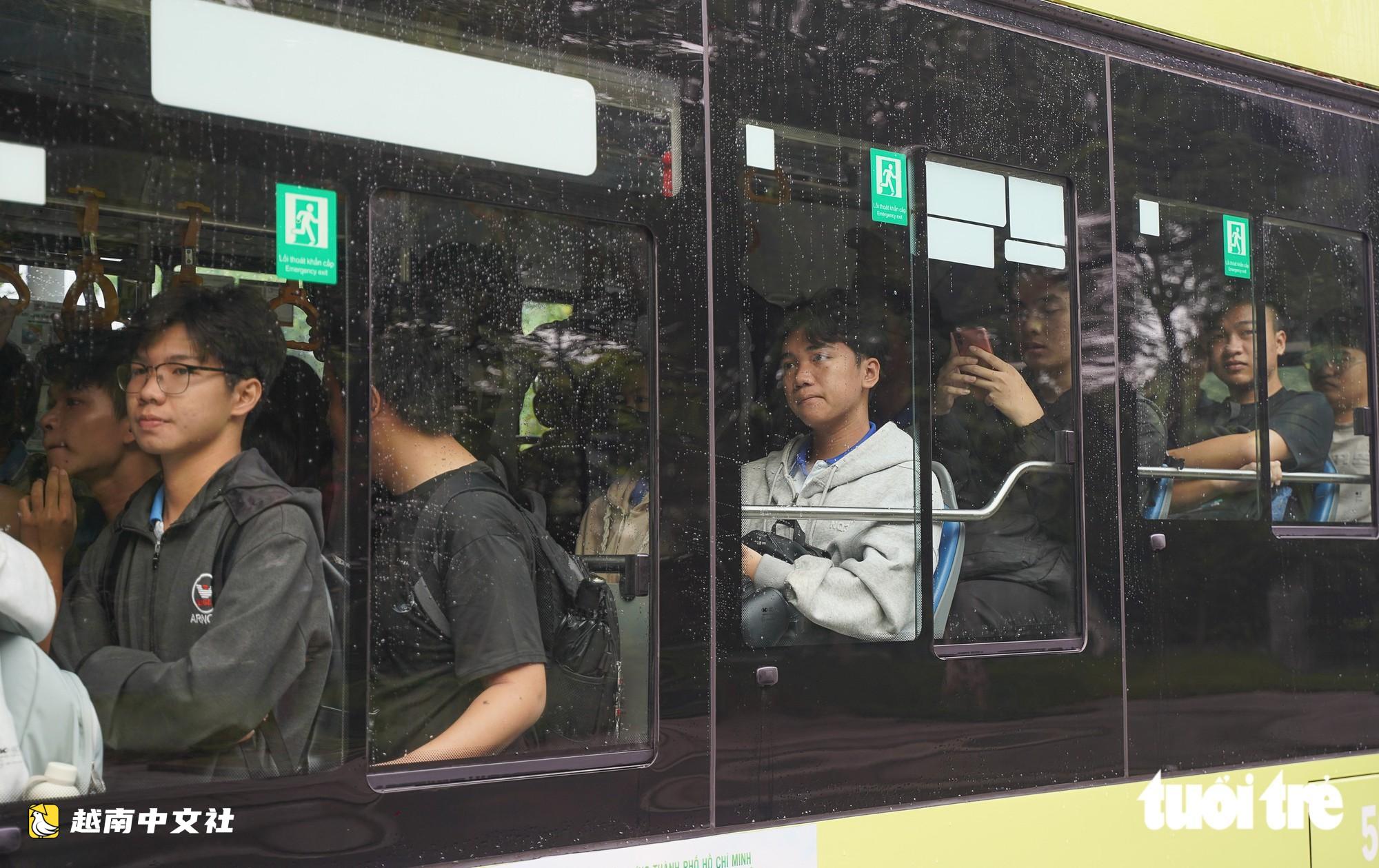 增開公交車,越南胡志明市國家大學宿舍學生“鬆口氣”