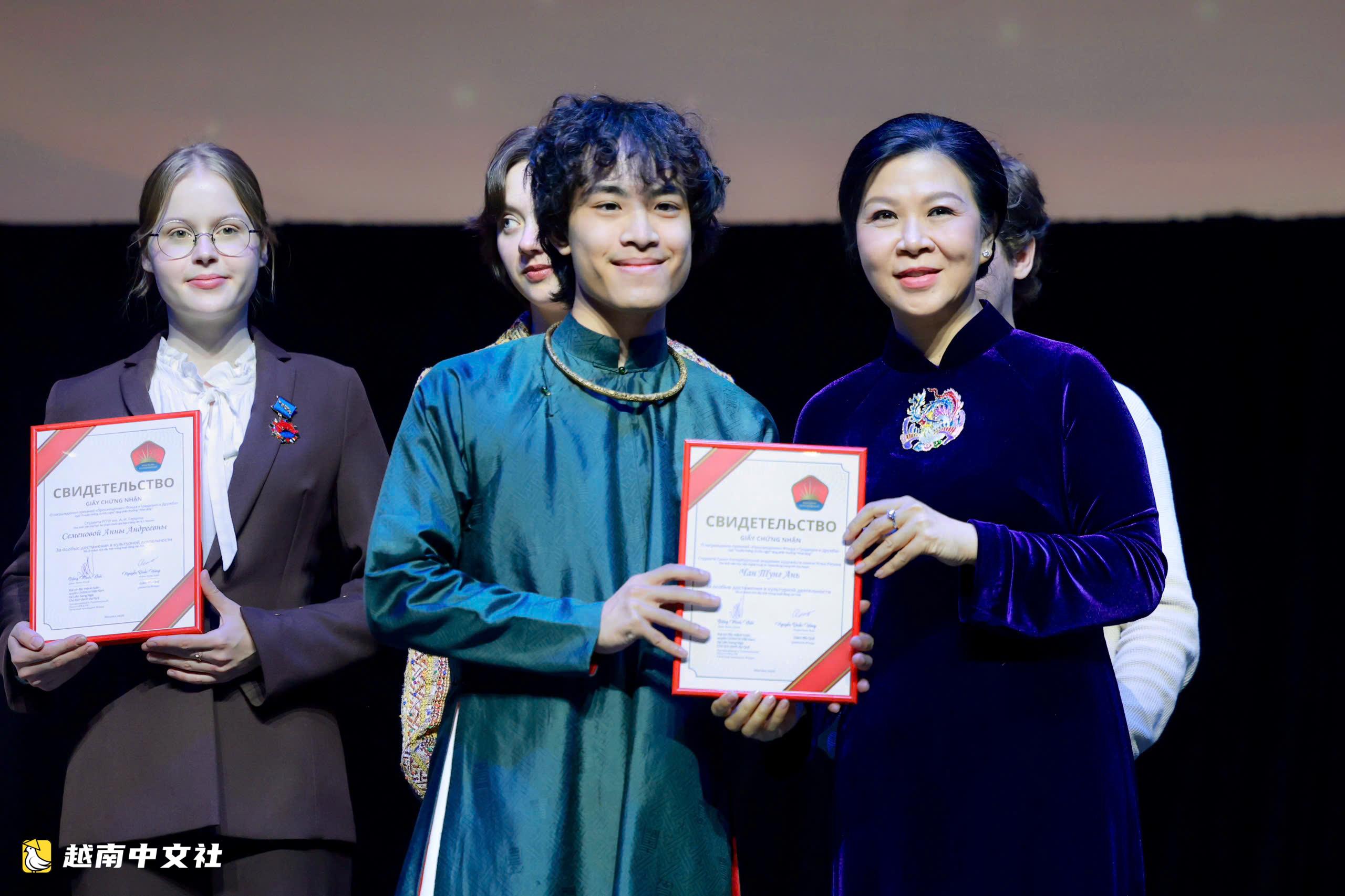 越南國家主席夫人吳芳柳在莫斯科學校聽到越南語“你好”