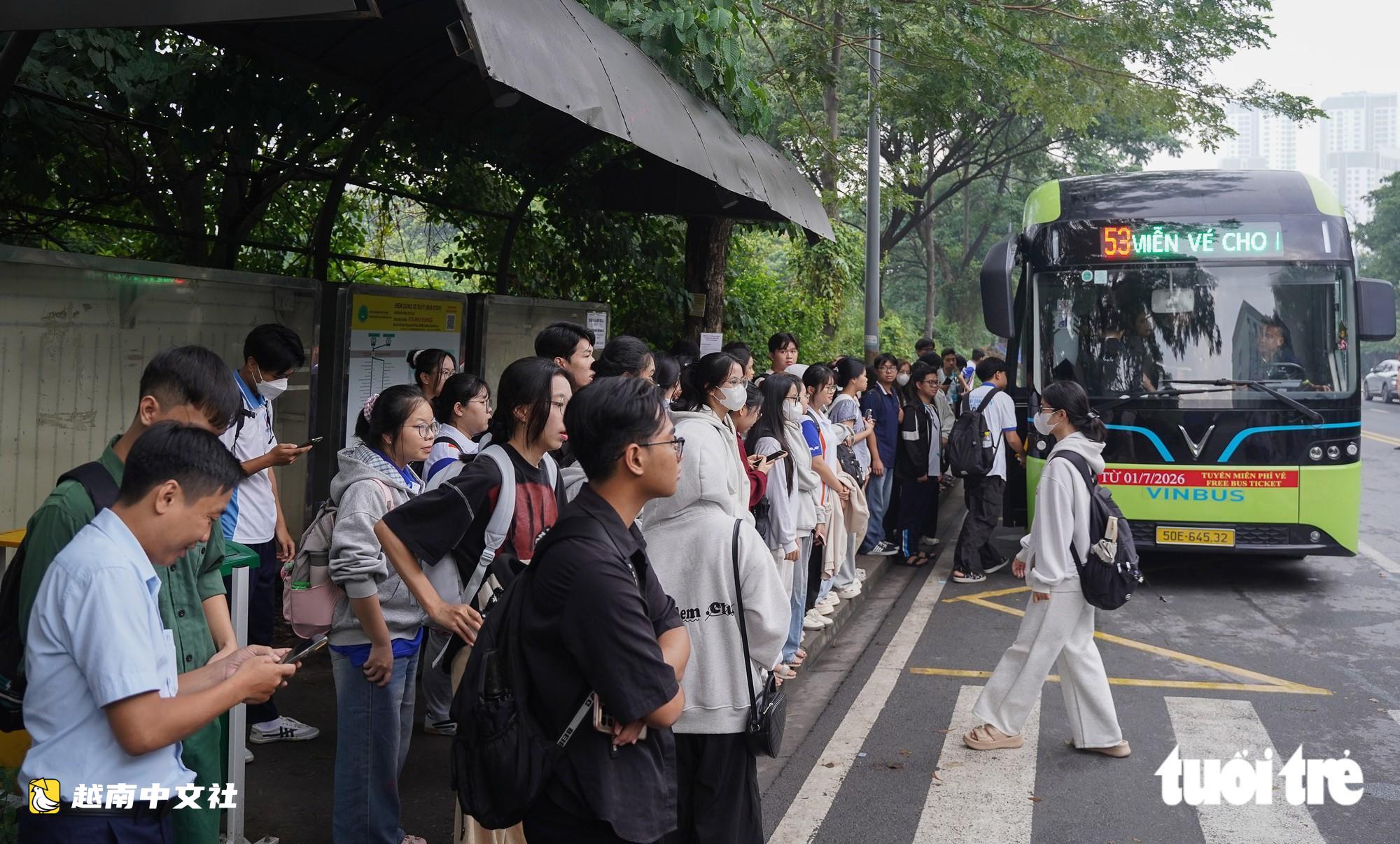 增開公交車,越南胡志明市國家大學宿舍學生“鬆口氣”