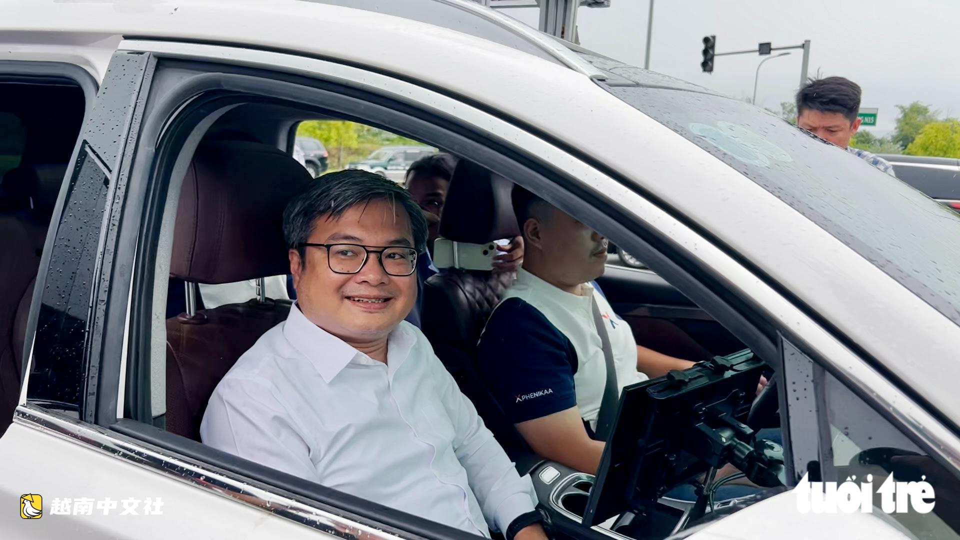 河內市人民委員會副主席首次在首都試乘自動駕駛汽車