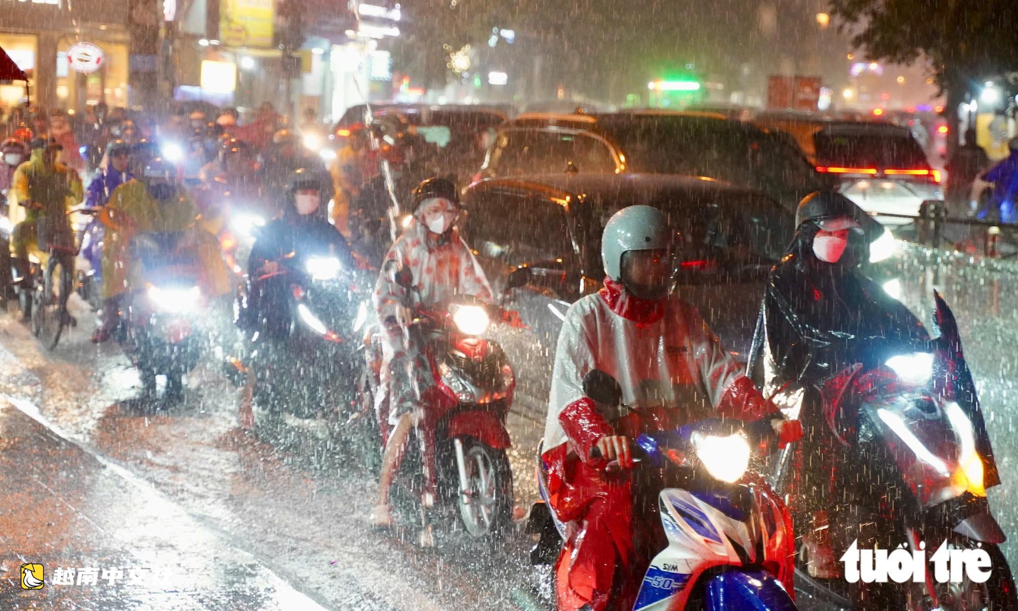 大雨導致胡志明市多條道路嚴重積水,民眾艱難回家