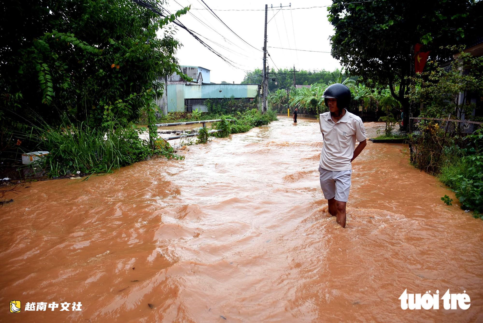 越南同奈省福新鄉數百戶居民再度被淹,水位仍在上漲