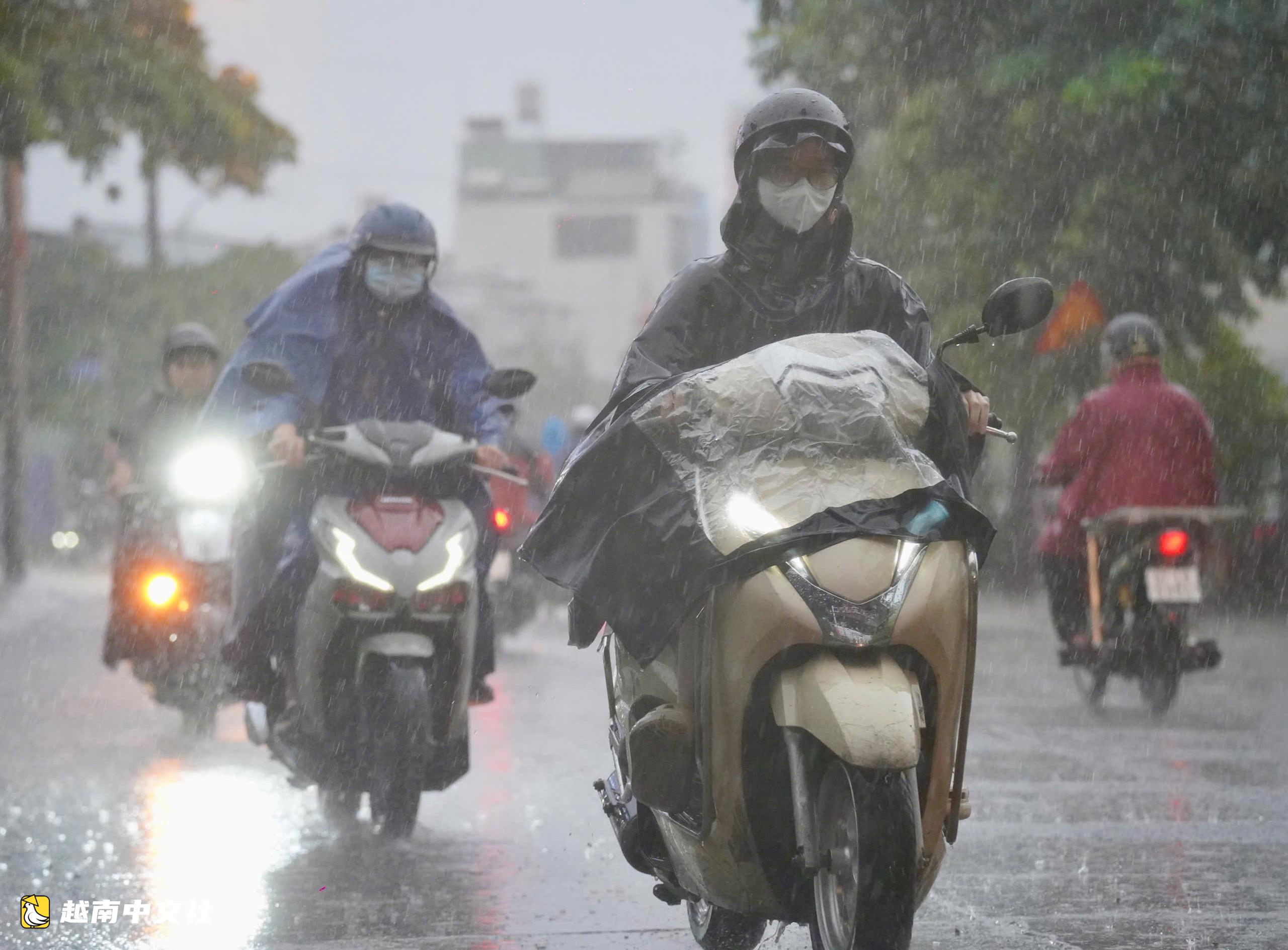 大雨導致胡志明市多條道路嚴重積水,民眾艱難回家