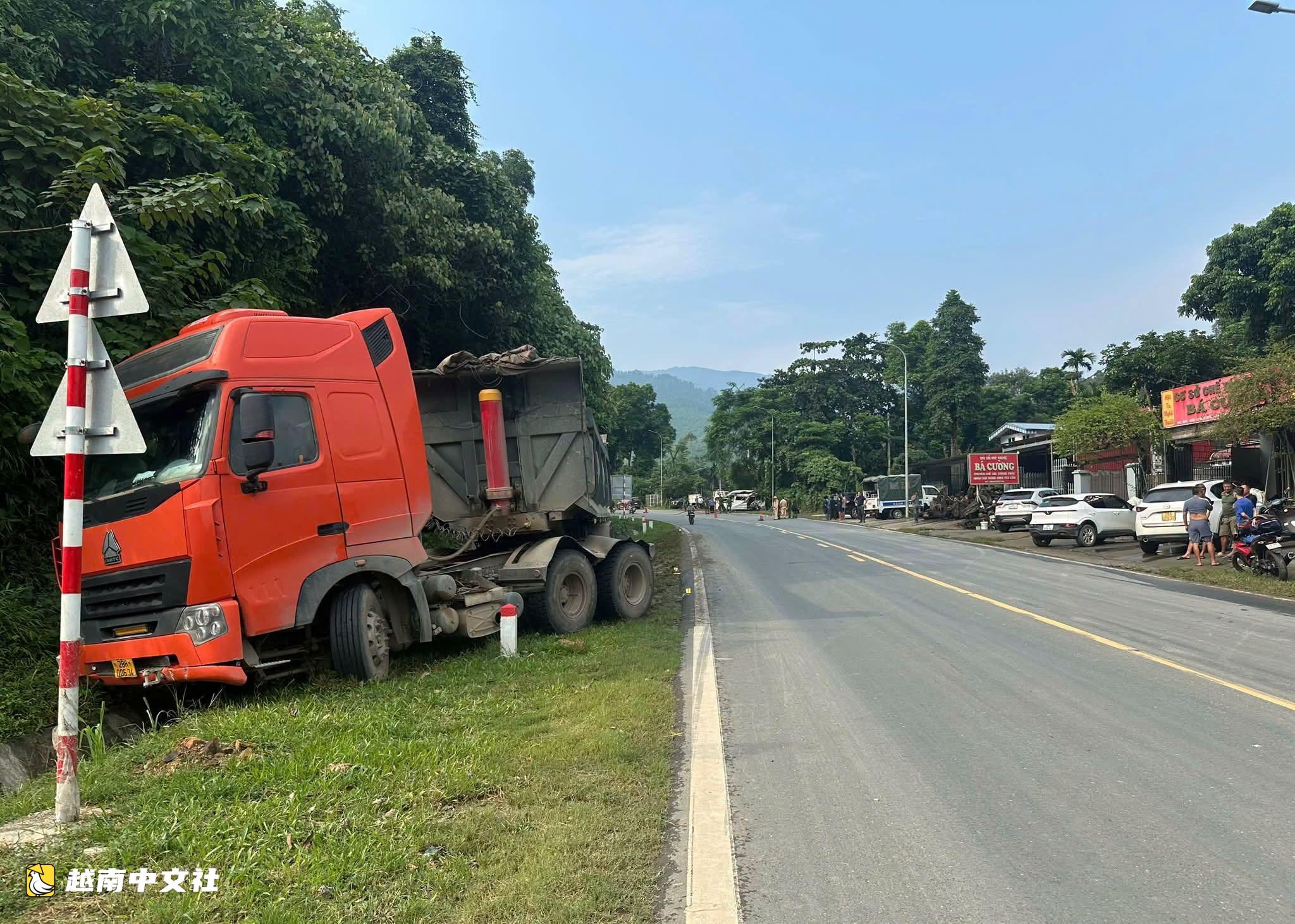 越南一牽引車車廂甩至對向車道,致客車2人死亡