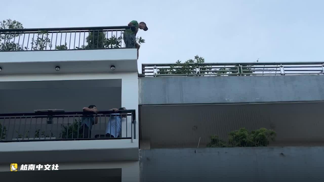 越南乂安:民眾抱著孩子攀爬陽臺,逃離6層樓房火災