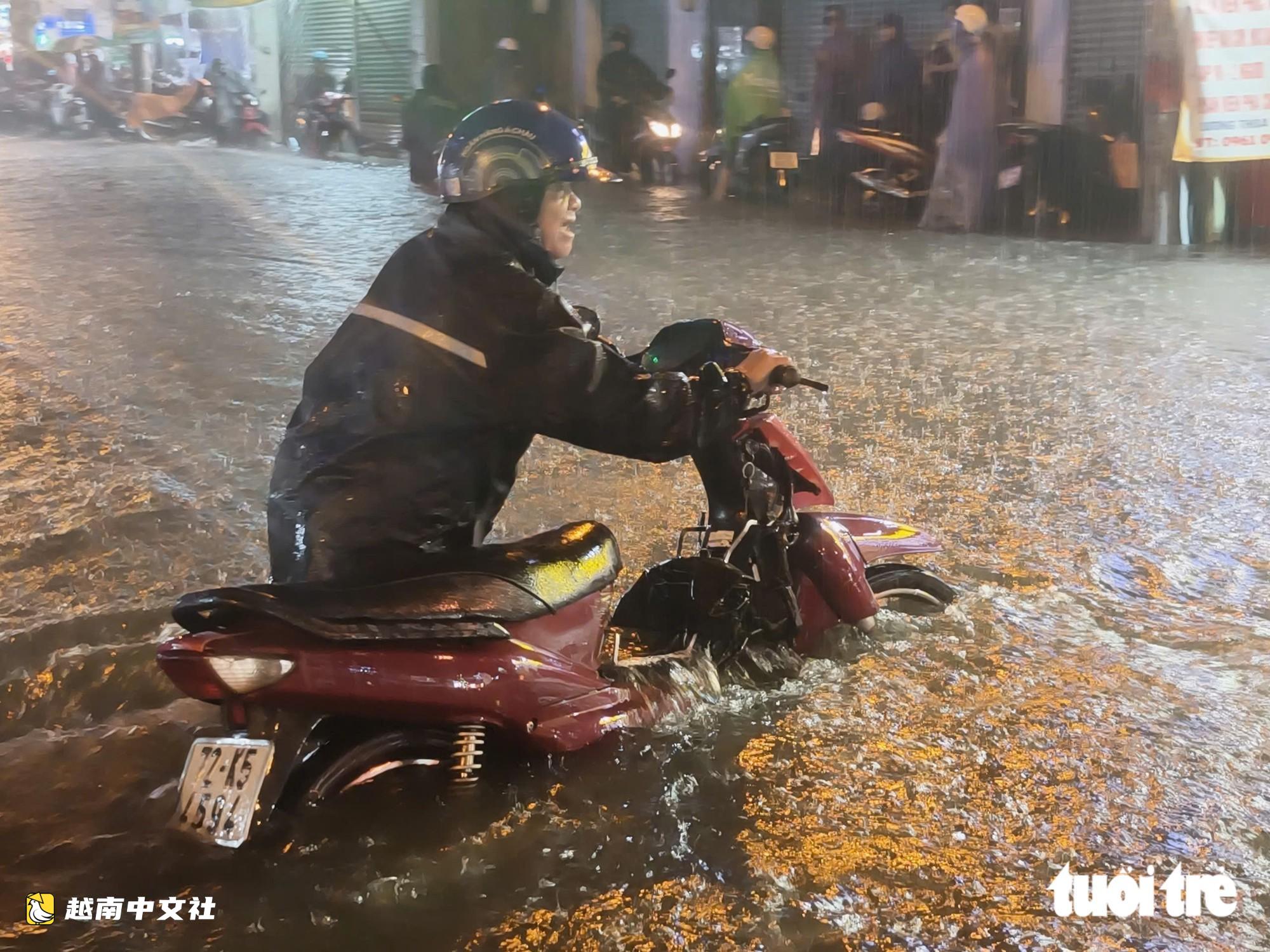 大雨導致胡志明市多條道路嚴重積水,民眾艱難回家