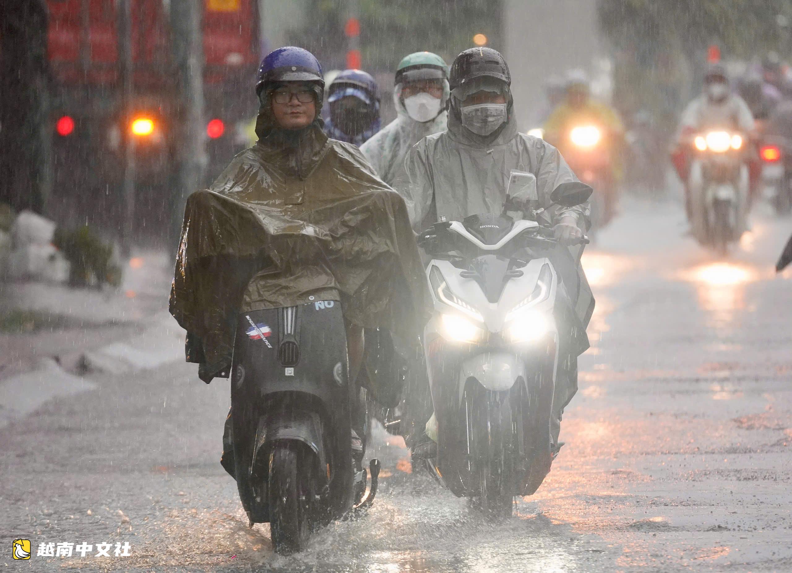 大雨導致胡志明市多條道路嚴重積水,民眾艱難回家