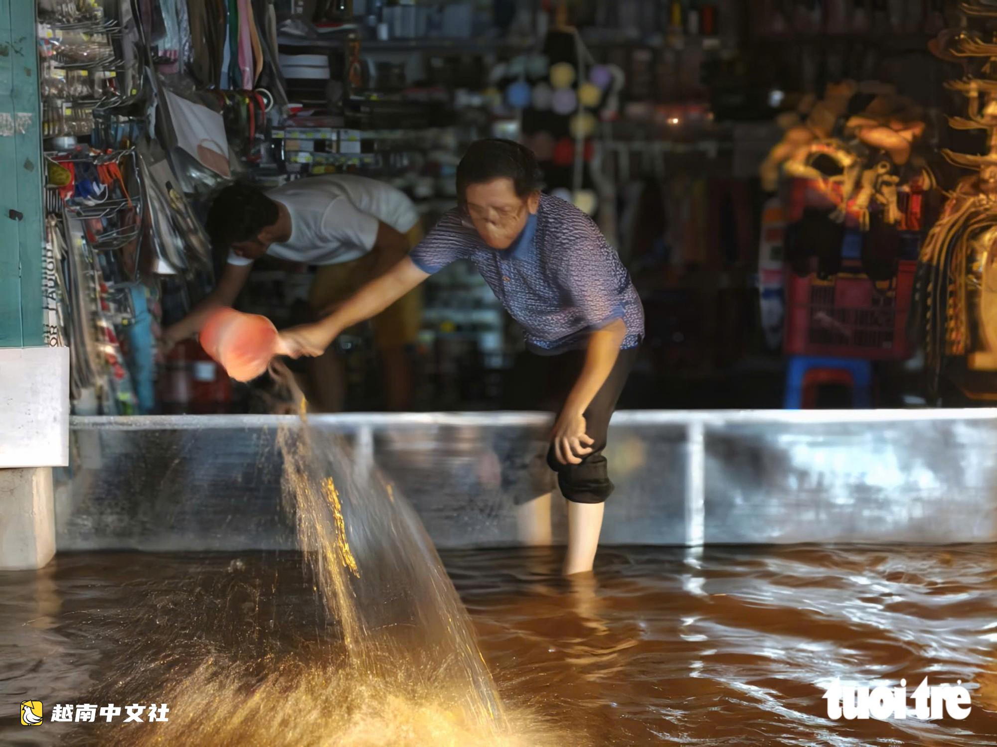 大雨導致胡志明市多條道路嚴重積水,民眾艱難回家