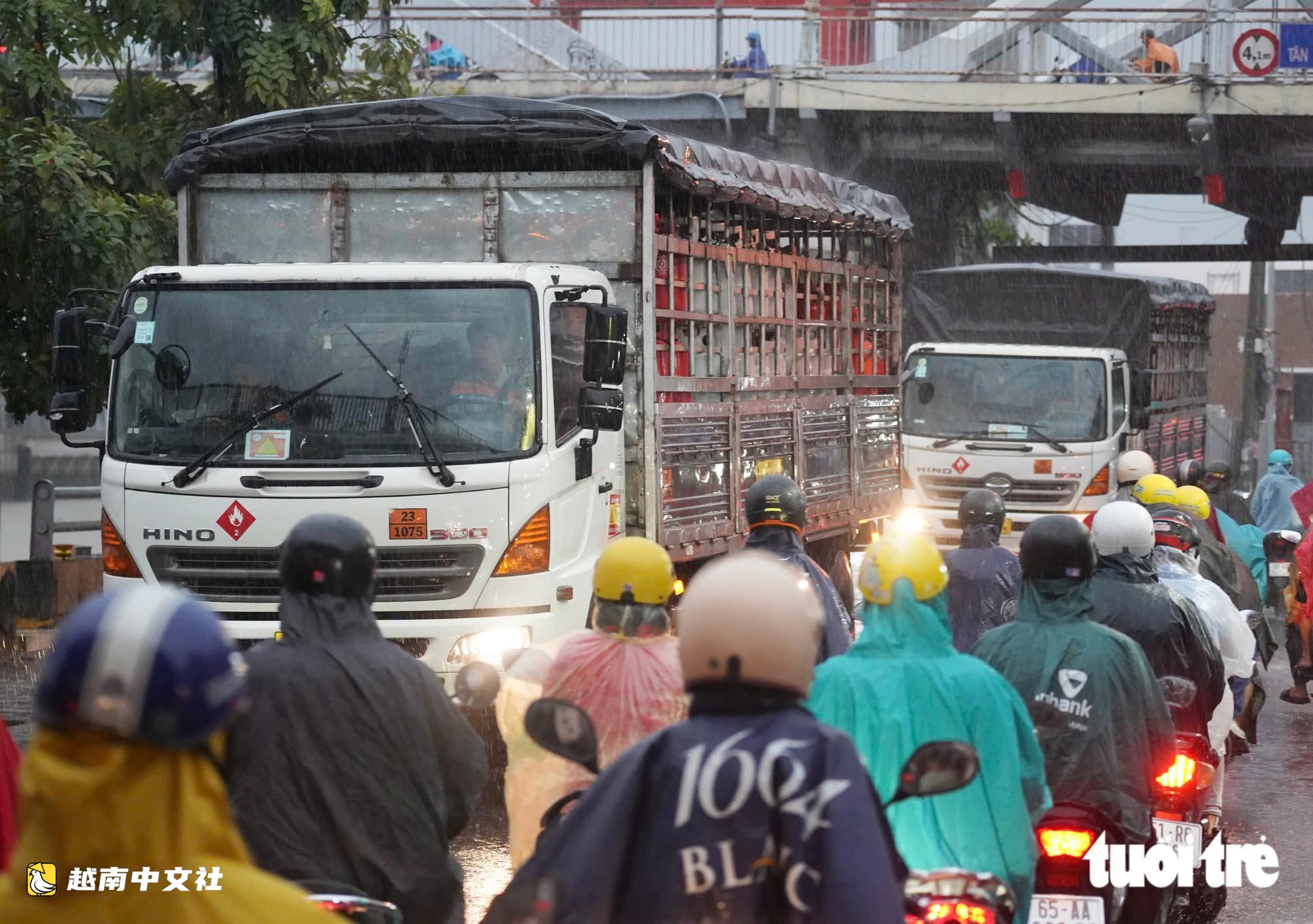 大雨導致胡志明市多條道路嚴重積水,民眾艱難回家