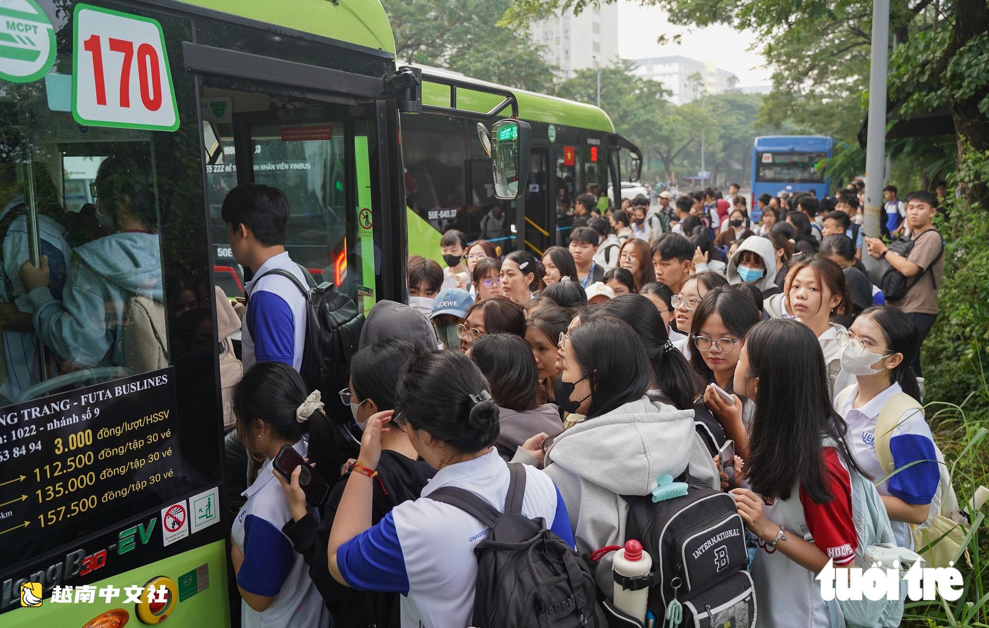 增開公交車,越南胡志明市國家大學宿舍學生“鬆口氣”