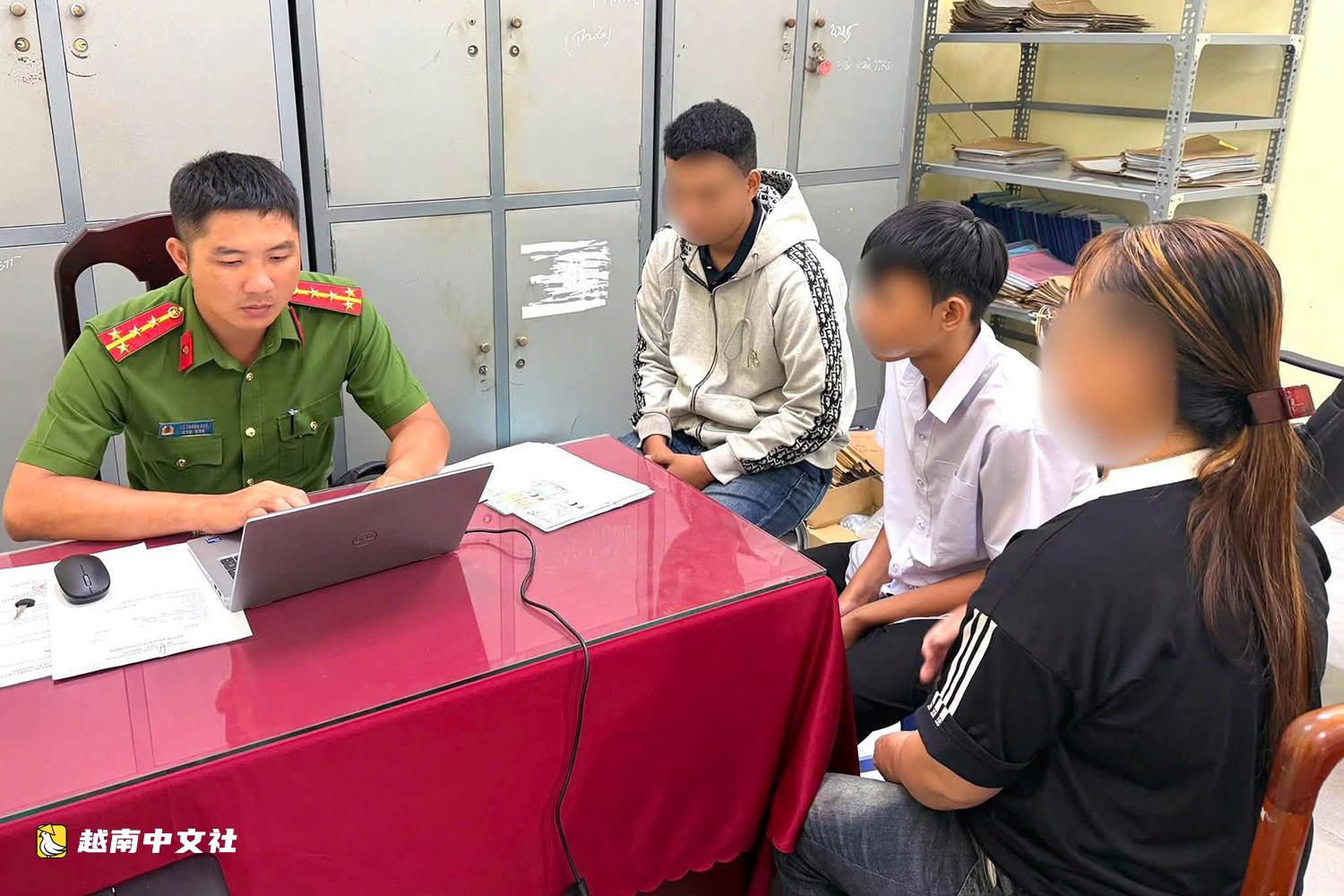 越南兩名未成年人凌晨近1時騎改裝摩托“翹頭”上路被警方查獲