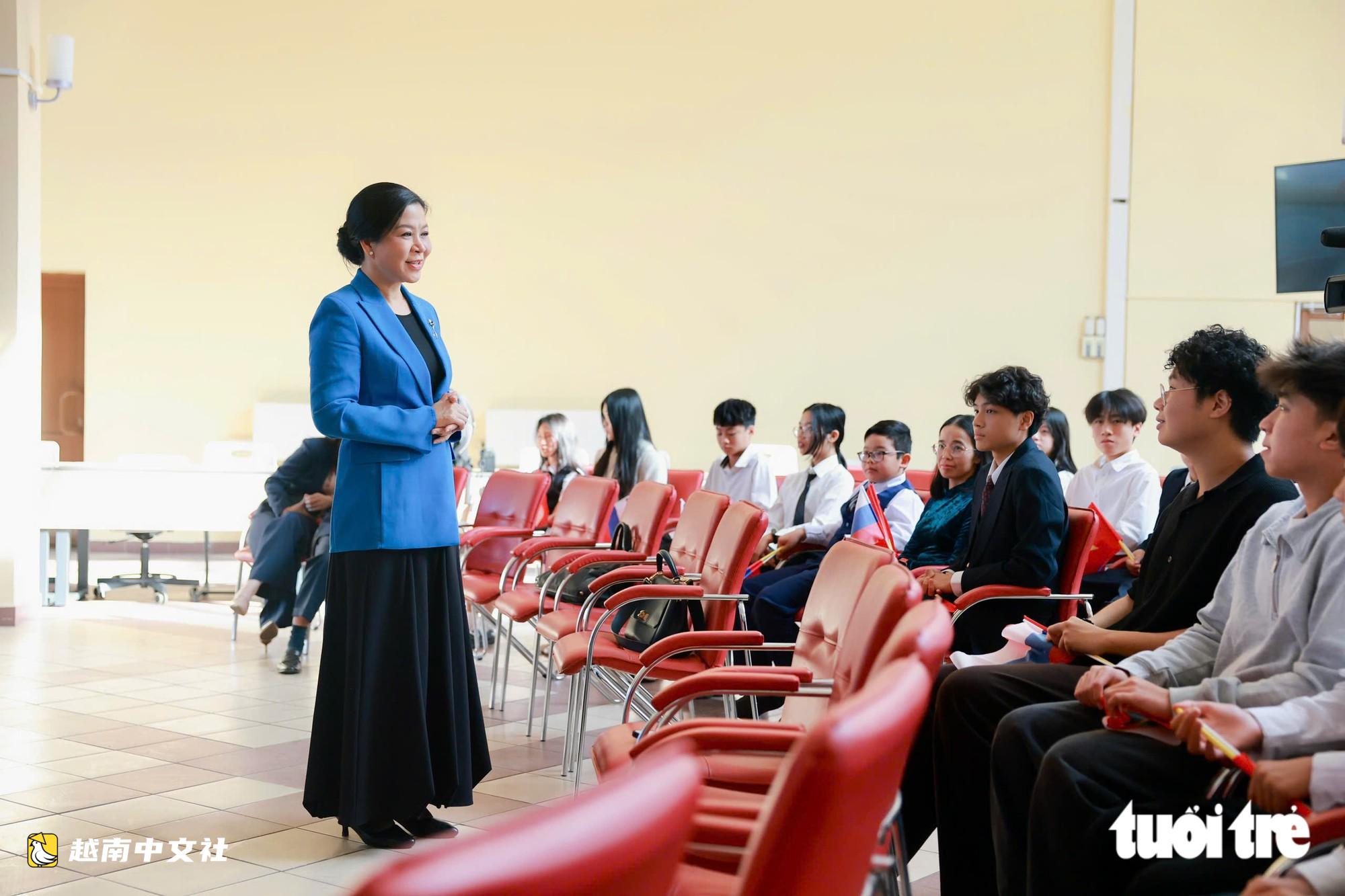 越南國家主席夫人吳芳柳在莫斯科學校聽到越南語“你好”