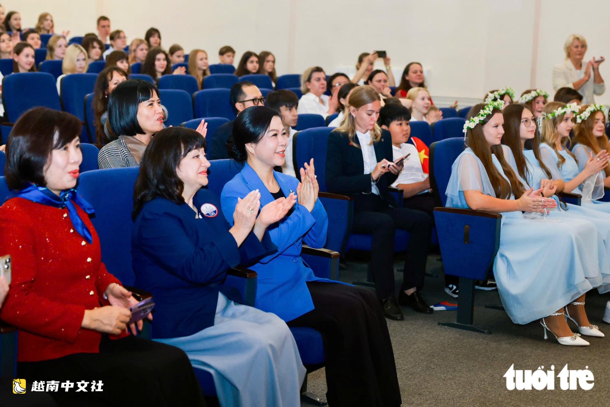 越南國家主席夫人吳芳柳在莫斯科學校聽到越南語“你好”