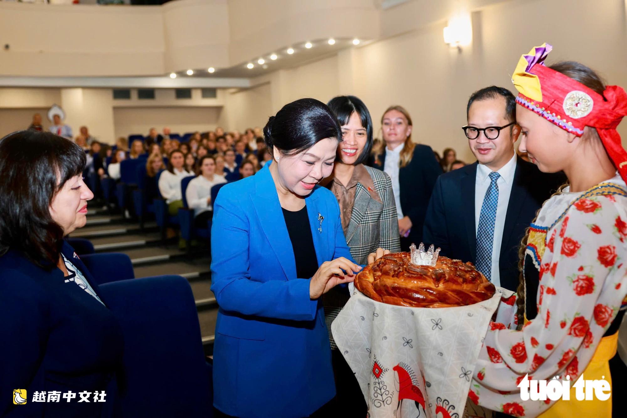 越南國家主席夫人吳芳柳在莫斯科學校聽到越南語“你好”